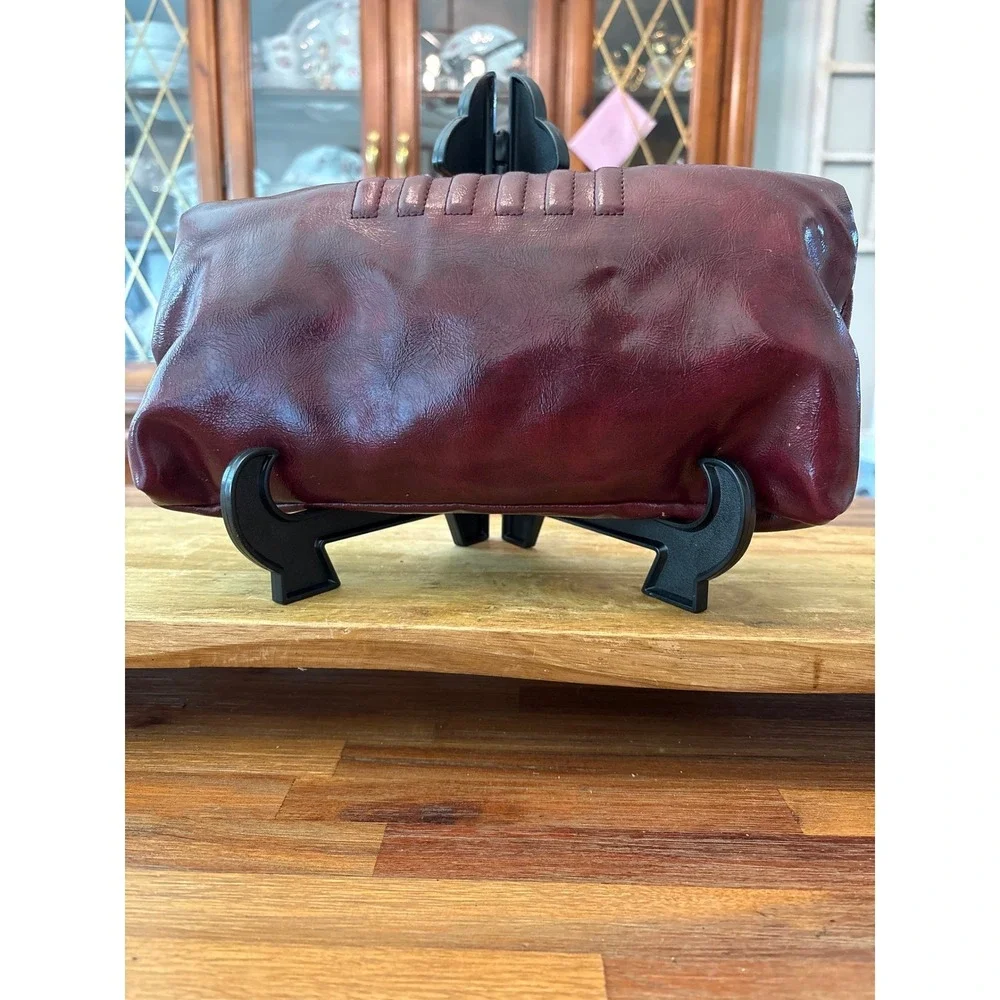 Daisy Fuentes Clutch Bag Womens Medium Burgundy Excellent Pleated Faux Leather